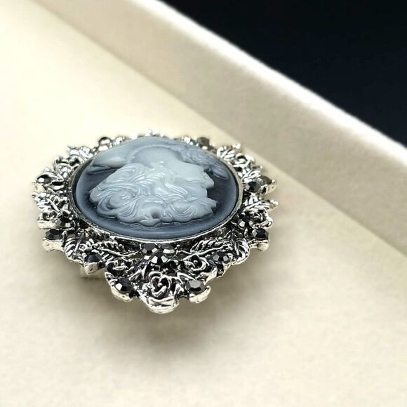 Silver with Gray Crystal Victorian Lady Cameo Vintage Style Pin Back Brooch - Picture 6 of 7